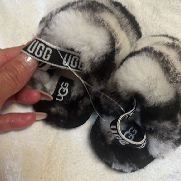 UGG infant slippers - Picture 3 of 5
